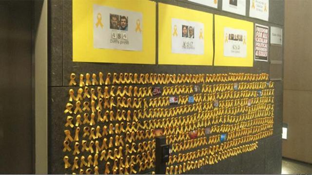 Lazos amarillos y fotos de independentistas presos en un centro de salud de Barcelona / CG