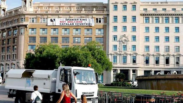 La pancarta independendentista de plaza de Cataluña ante el homenaje a las víctimas del 17A / EFE