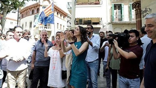 Inés Arrimadas y un grupo de dirigentes y simpatizantes de Cs, durante el acoso independentista sufrido en Canet / EUROPA PRESS