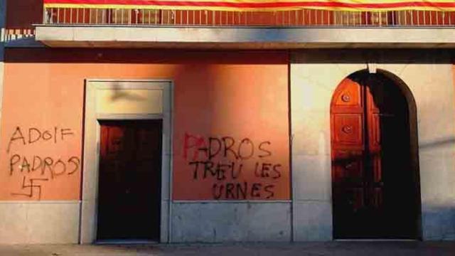 La fachada del Ayuntamiento de Palau-solità i Plegamans, con pintadas contra la alcaldesa, Teresa Padrós