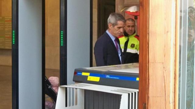 El letrado del Parlamento de Cataluña, Antoni Bayona, a su llegada al Tribunal Superior de Justicia de Cataluña / EUROPA PRESS