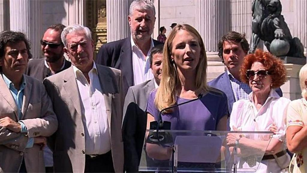 Cayetana Álvarez de Toledo, delante del Congreso, durante la lectura del 'Manifiesto de los libres e iguales'