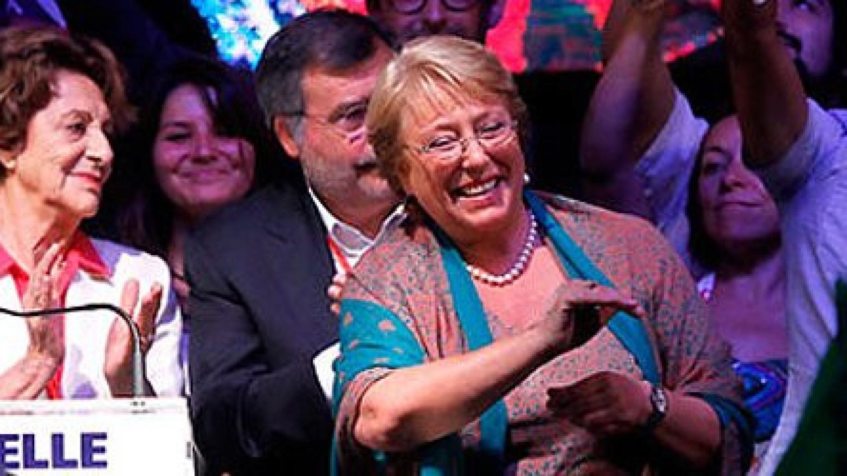 La presidenta electa saluda a sus seguidores y simpatizantes tras conocer la victoria en la segunda vuelta de las elecciones presidenciales chilenas