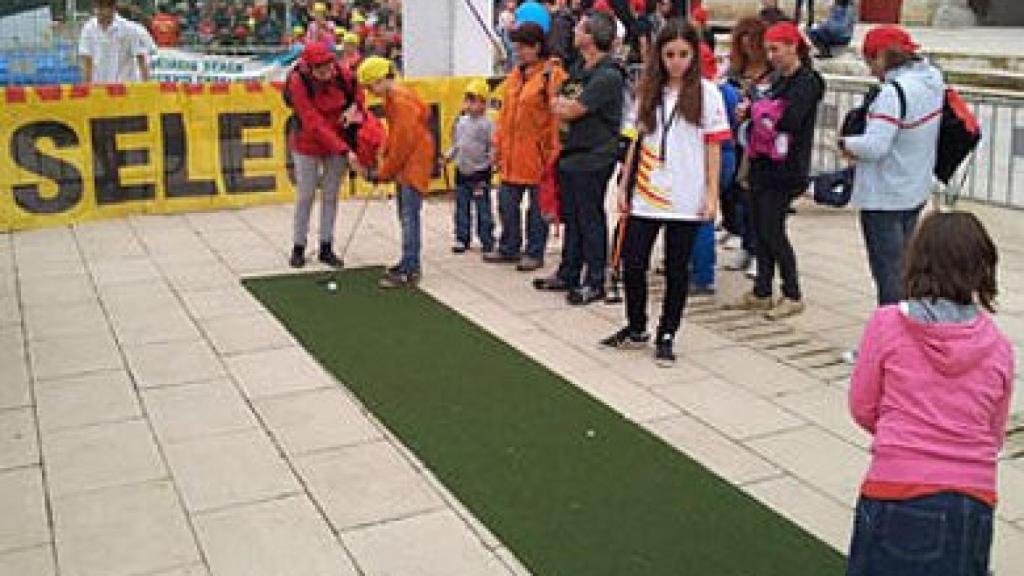 Niños jugando en la Festa dels Súpers, en el espacio de la Plataforma ProSeleccions Esportives Catalanes, del año 2012