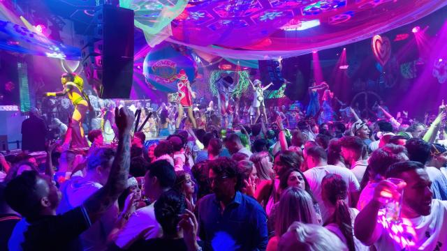 Una discoteca con un grupo de jóvenes, colectivo en el que se duplican los delitos sexuales en los últimos diez años en Cataluña / EP