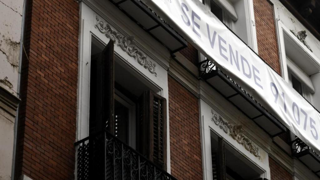 Cartel de 'Se vende' de una inmobiliaria en una vivienda. / EP