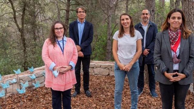 Joan Borràs, alcalde de El Papiol, Eva Martínez, presidenta del Consell Comarcal Baix Llobregat, Joan Ventura, de Áltima, Cristina Cruz, de Petits amb Llum y Matilde Pérez Herranz, de Pauets, en el cementerio Roques Blanques / ALTIMA