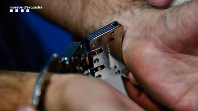 Un detenido con las esposas puestas. Prisión provisional / MOSSOS