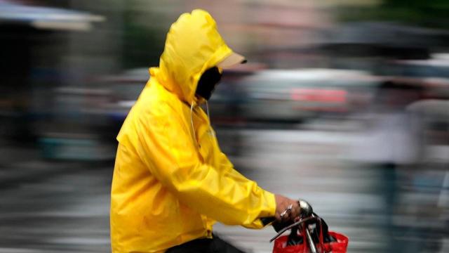 Una persona circula en bici bajo la lluvia / EFE