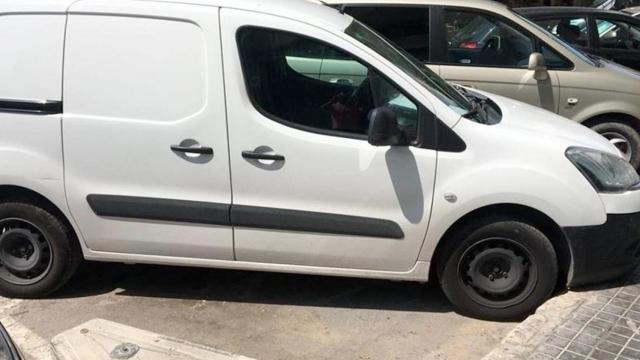 Una furgoneta estacionada / EP