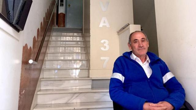 Un portero contratado por Palau Manfredi custodia la finca de calle Leiva 37 de Barcelona / CG