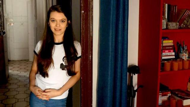 La prostituta Natalia Ferrari en su piso de Barcelona