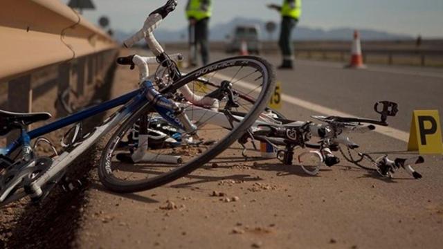 Una bicicleta destrozada tras el accidente de un ciclista en la carretera / ARCHIVO