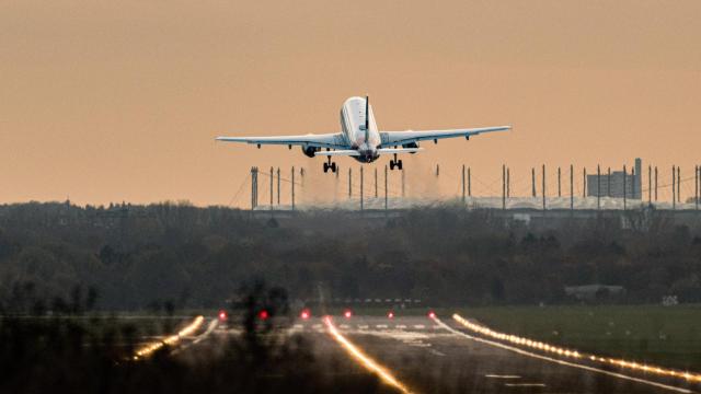La justicia europea considerará cancelado un vuelo adelantado más de una hora. Un avión despega del aeropuerto de Hamburgo (Alemania) /  Daniel Reinhardt - dpa - EUROPA PRESS
