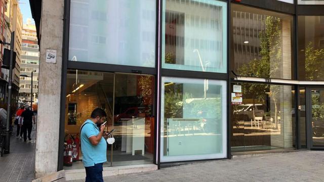 Local de la calle Balmes, antigua sede de Bartomeu y de Ciudadanos y posible nueva tienda del Espanyol / CG