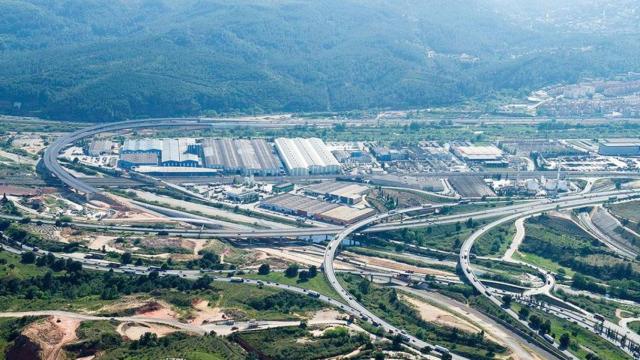 Imagen aérea del viaducto que une la A-2 con la AP-7, que abrirá en septiembre / MTMAU