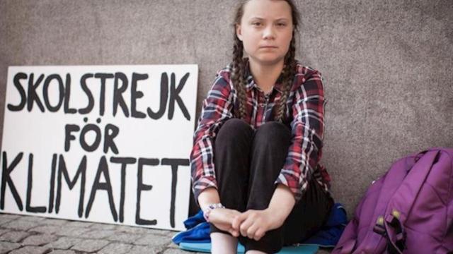 Greta Thunberg, ante el Parlamento sueco con su famosa pancarta: ''Huelga escolar por el clima'' / GT