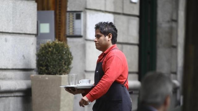 Un camarero extranjero atiende en una cafetería de Barcelona / CG