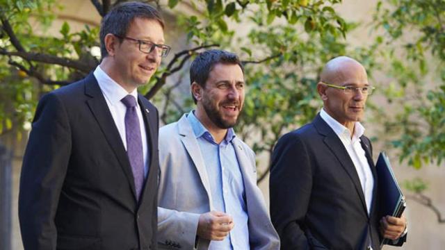 El consejero de Salud de la Generalitat, Toni Comín, entre el consejero de Justicia, Carles Mundó, y el de Exteriores, Raül Romeva.
