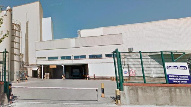 Una de las entradas de la fábrica de Gallina Blanca en Sant Joan Despí (Barcelona) / GOOGLE