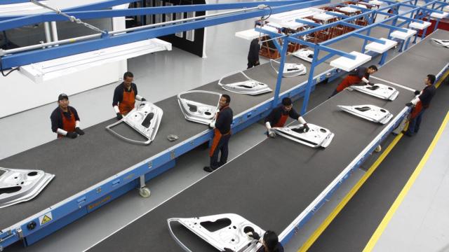 Empleados en una fábrica de automóviles / EFE