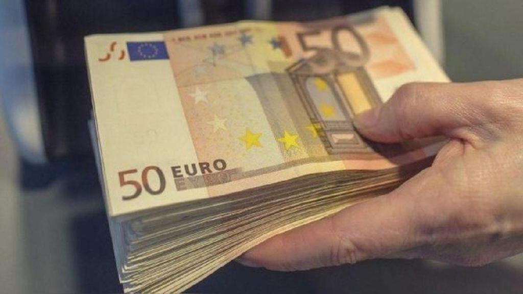 Un hombre cobra el premio de la lotería