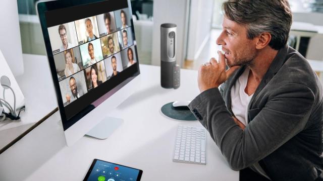Un hombre participa en una videoconferencia a través de Zoom  / Zoom Video Communications