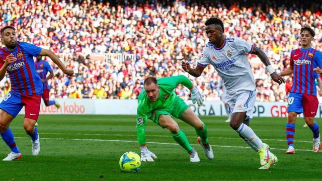 Ter Stegen, intentando frenar una acción de Vinicius Júnior / EFE