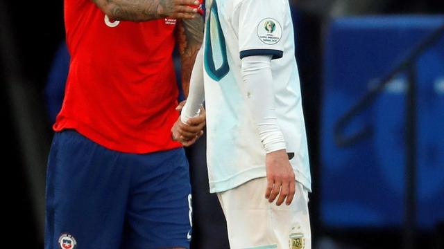 Messi y Arturo Vidal durante el último Argentina-Chile / EFE