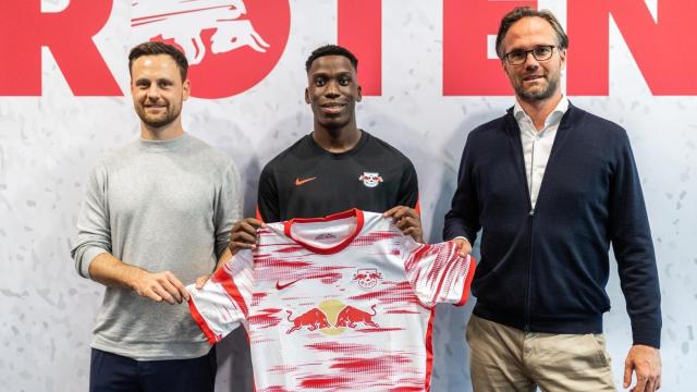 Ilaix Moriba posando como nuevo jugador del RB Leipzig / RB Leipzig