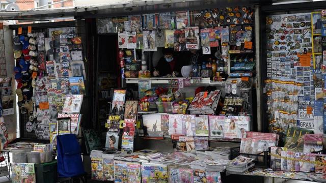 Unos trabajadores dentro de su kiosco / EP