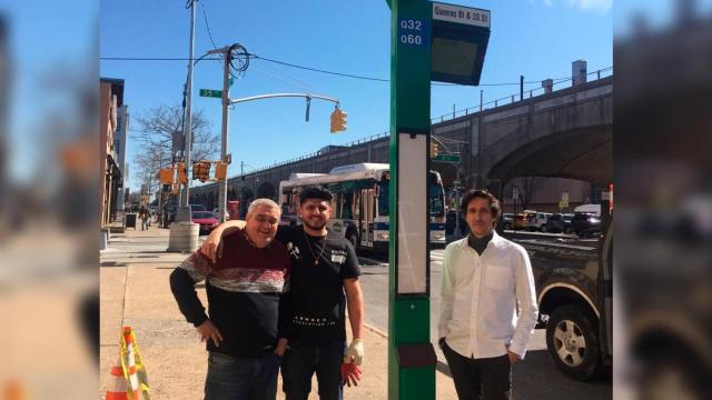 Nicolás Capablo (izq.), consejero delegado de Capmar, junto a una parada de bus sostenible en Nueva York / CEDIDA