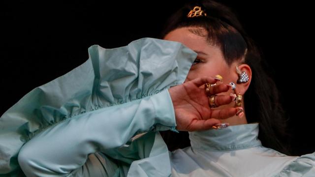 Rosalía se tapa un lado de la cara cuando aparece en el escenario / EP