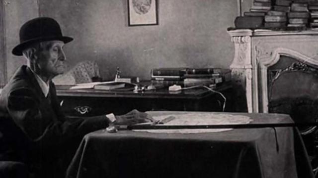 Imagen de Azorín en un despacho