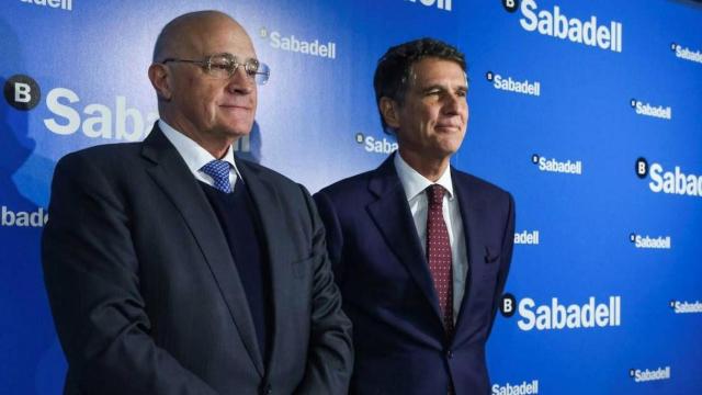 El presidente de Banco Sabadell, Josep Oliu (i), junto al consejero delegado de la entidad, Jaume Guardiola (d) / EFE
