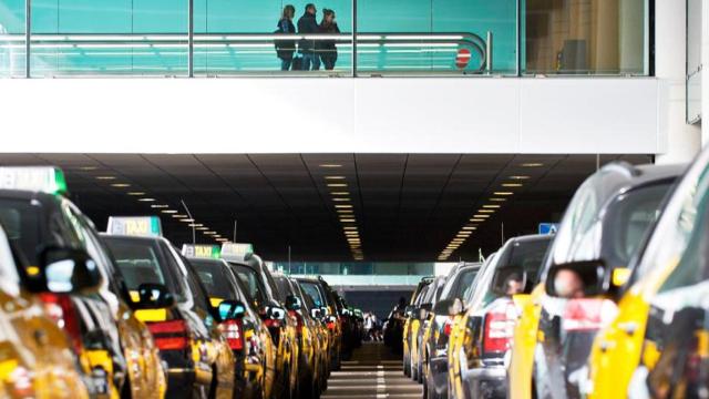 Taxistas en la Terminal 1 del aeropuerto de El Prat de Barcelona / CG