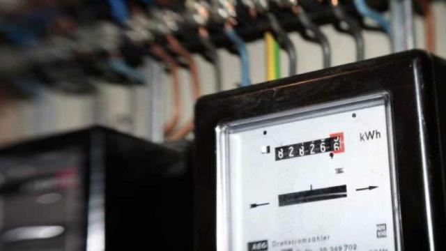 Imagen de un contador de gastro eléctrico en una vivienda ⁄ EFE