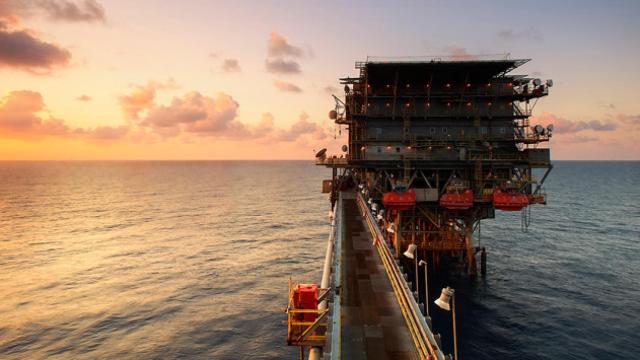 Atardecer desde una plataforma de extracción de petróleo, uno de los recursos naturales más importantes / CG