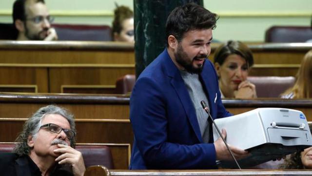 Una foto de archivo de Gabriel Rufián, mostrando escaño una impresora en defensa del referéndum / EFE
