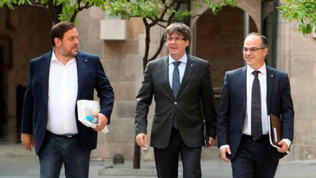 El presidente de la Generalitat, Carles Puigdemont (c), el vicepresidente del Govern y conseller de Economía, Oriol Junqueras (i) y el conseller de la presidencia Jordi Turull (d) / EFE