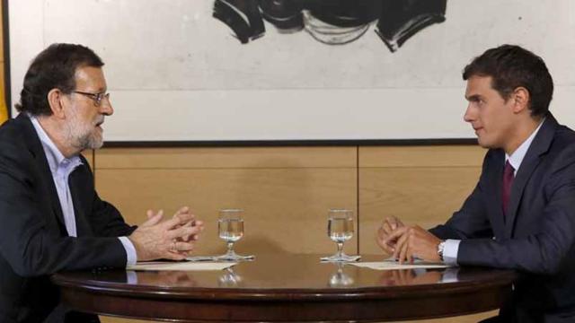 El presidente del Gobierno en funciones, Mariano Rajoy, y el líder de Ciudadanos, Albert Rivera, conversan durante su última reunión en el Congreso. / EFE