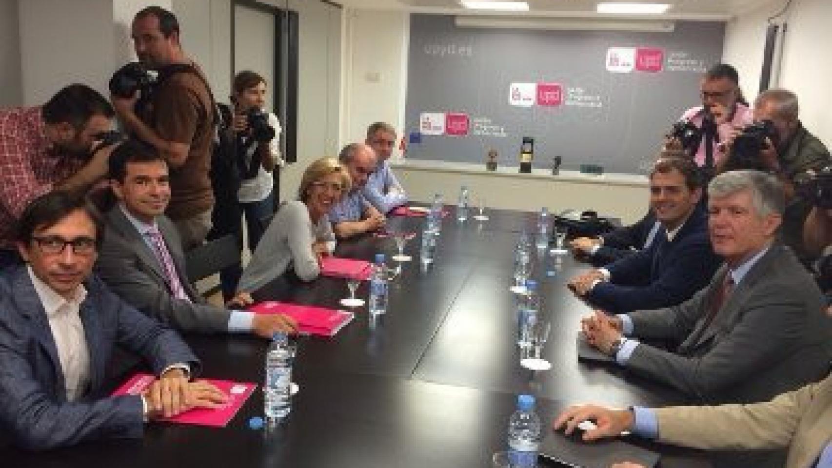 Imagen de una reunión de las delegaciones de C's y UPyD, en septiembre