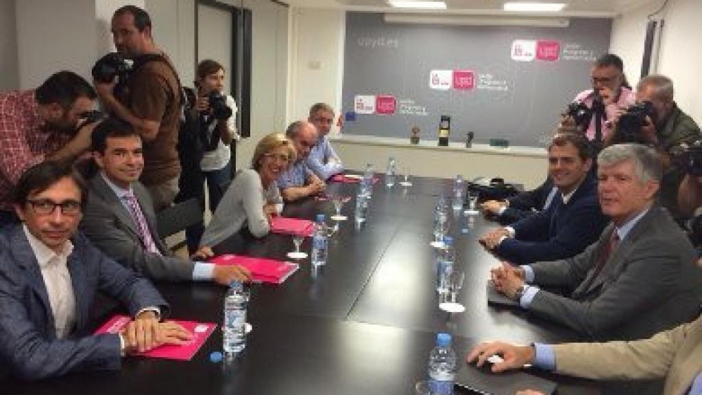 Imagen de una reunión de las delegaciones de C's y UPyD, en septiembre