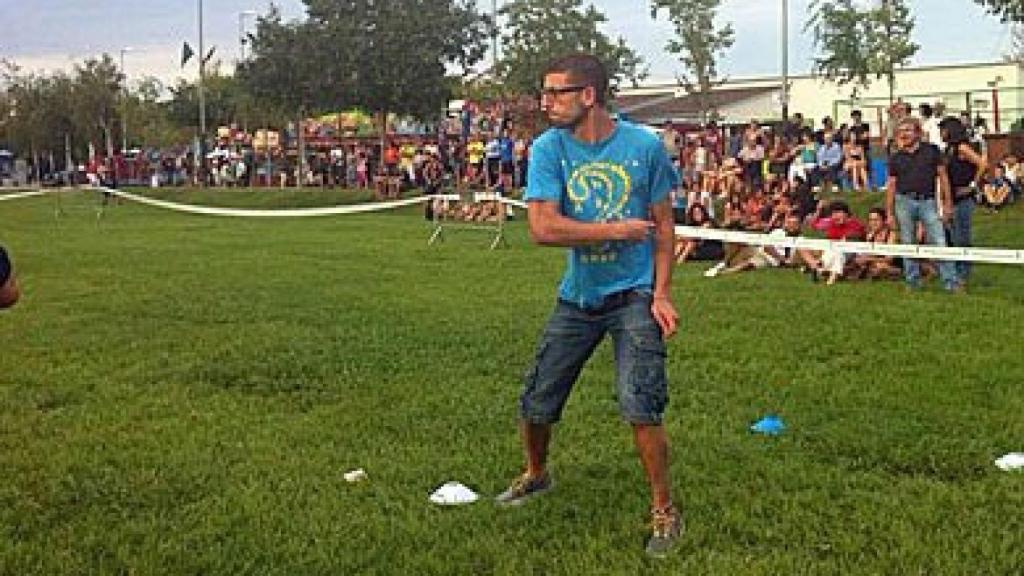 Un participante en el concurso de lanzamiento del DNI español, en Bescanó / TWITTER