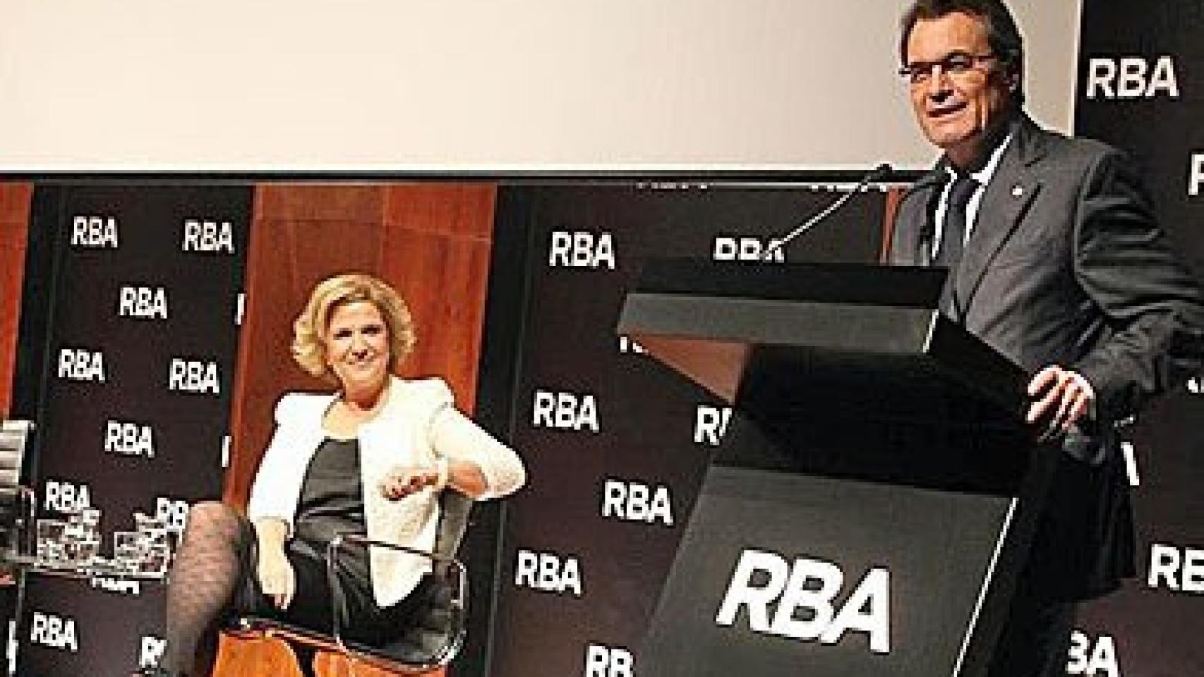 El presidente de la Generalidad, Artur Mas, junto a la asesora del CATN Pilar Rahola