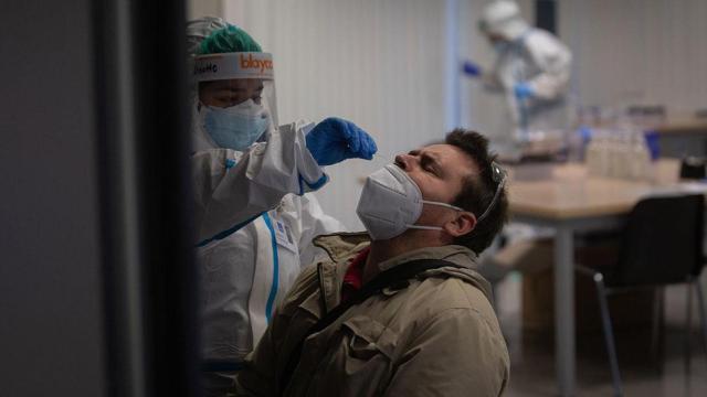Una sanitaria realiza una prueba de detección del Covid a un hombre en Barcelona / David Zorrakino (EP)