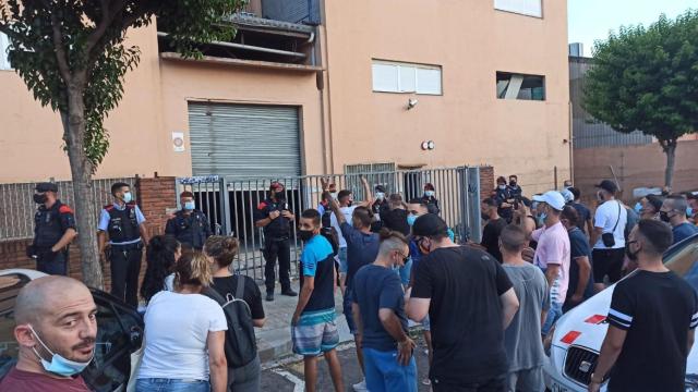 Manifestación vecinal frente a la nave okupada en Sant Joan Despí / POLITEIA