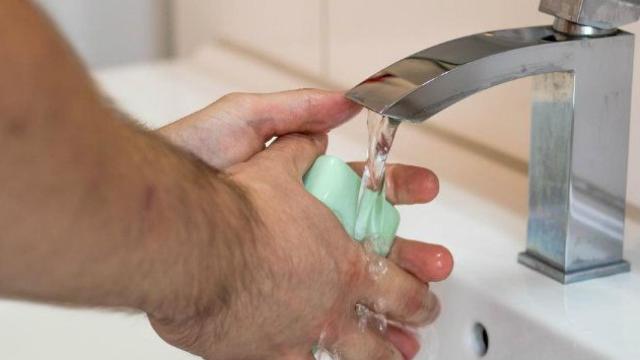 Imagen de archivo de una persona lavándose las manos