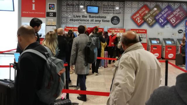 Colas en el aeropuerto de Barcelona con la huelga de taxis / Alex Borrell (Twitter)