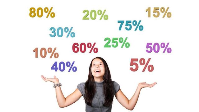 Mujer admirando los descuentos en rebajas / PIXABAY